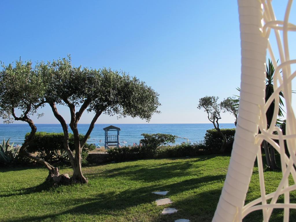 Seafront Calista Beach House With Garden Glifada Zewnętrze zdjęcie