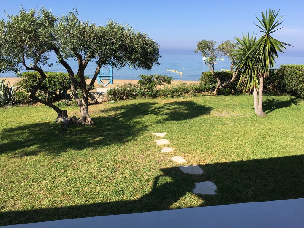 Seafront Calista Beach House With Garden Glifada Zewnętrze zdjęcie