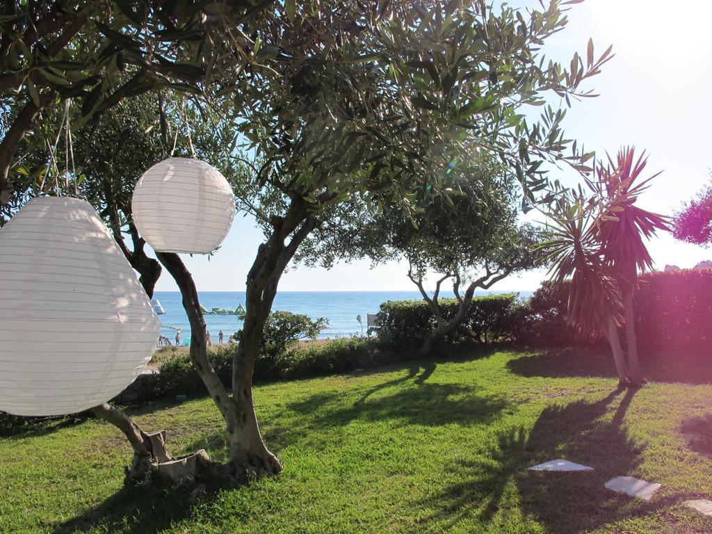 Seafront Calista Beach House With Garden Glifada Zewnętrze zdjęcie
